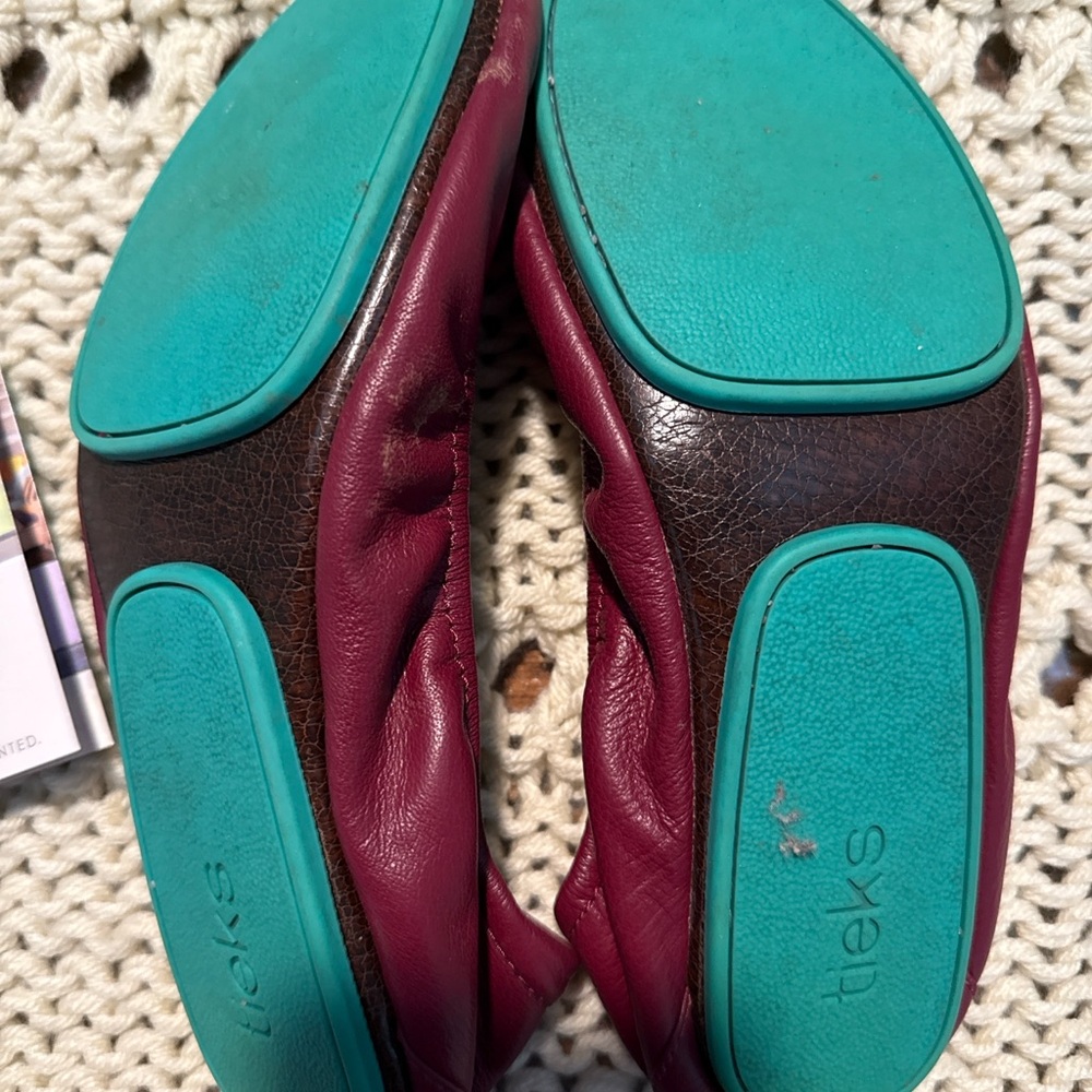Tieks Women’s Flats in Burgundy Italian Leather - Picture 3 of 4